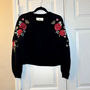 Hollisters Women’s Black Crop Sweater With Red Flowers On Sleeves, Sz Sm